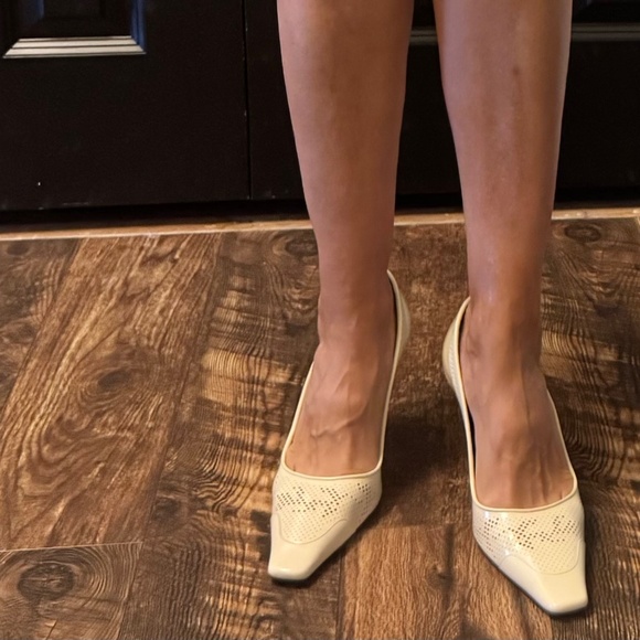 Authentic BRAND New BURBERRY Women Ivory CHISEL Leather Pumps Square Toe Heels - Picture 3 of 7